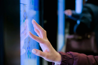 Newline Lyra Elite Q Ultra Series Interactive Display - product view 5
